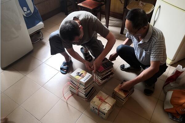 葛子龍幫助張國整理捐贈書籍400.jpg