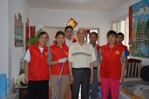 附件7 志愿團隊幫助老人做家務.jpg