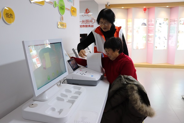 在“一米陽光”黨群服務站,居民可以檢測身體指標 副本.jpg