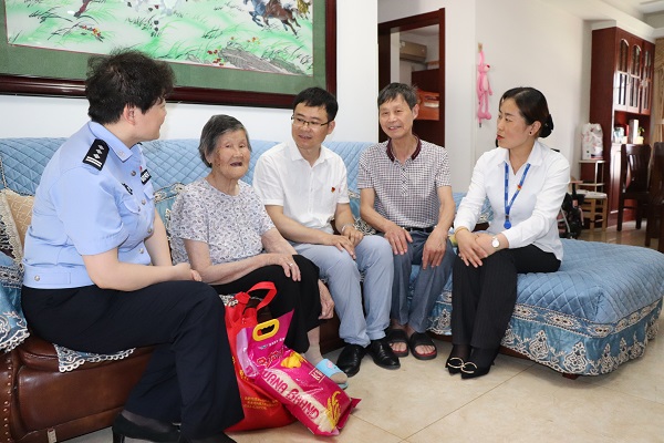 慰問轄區老人 副本.jpg