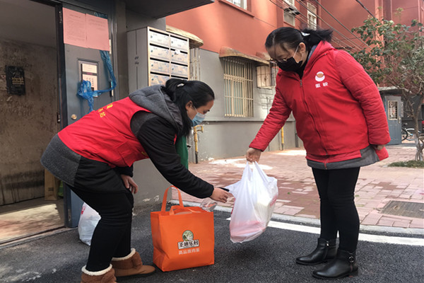 志愿者給“愛心菜”外包裝消毒_副本.jpg