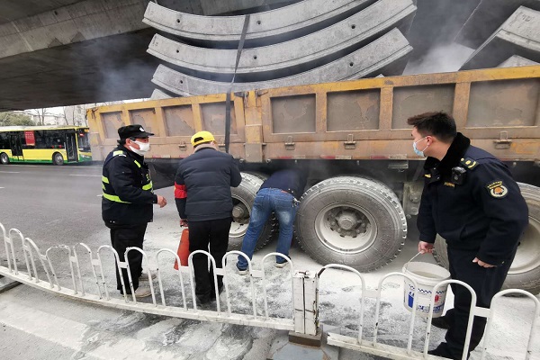 姚公社區第二網格(網格長張道元)陸房郢。值勤期間遇路邊車輛有自燃現象,志愿者積極尋找滅火器并為其進行滅火,阻止事態發展。為消防隊到來贏得寶貴時間。 (4).jpg