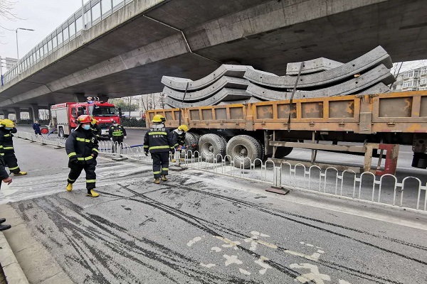 姚公社區第二網格(網格長張道元)陸房郢。值勤期間遇路邊車輛有自燃現象,志愿者積極尋找滅火器并為其進行滅火,阻止事態發展。為消防隊到來贏得寶貴時間。 (1).jpg
