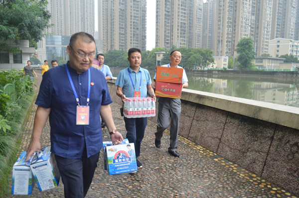 送上防汛物資和慰問(wèn)品