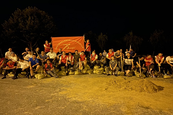 萬象美物業黨支部連夜組織人員參與筑堤1 副本.jpg