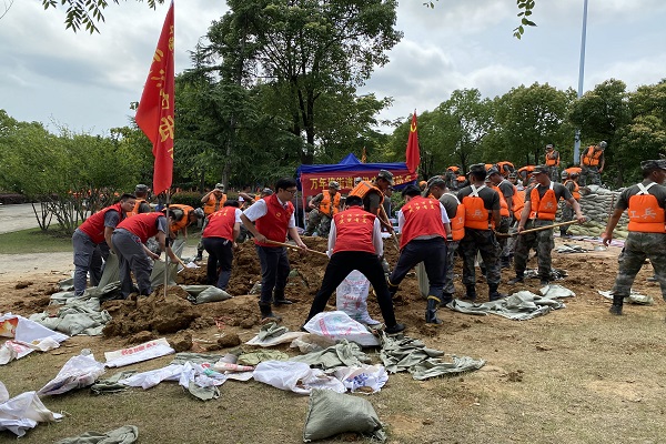 萬象美物業黨支部組織人員和部隊官兵一起參與筑堤2 副本.jpg