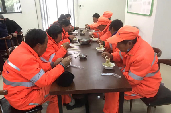 附件2 環(huán)衛(wèi)工吃著熱氣騰騰的餃子.jpg